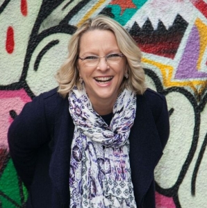 Sarah Naylor – laughing and graffitti