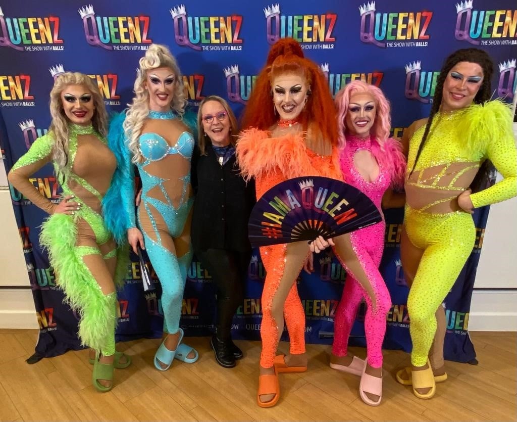 Queenz The Show with Balls - Sarah with 5 drag queens